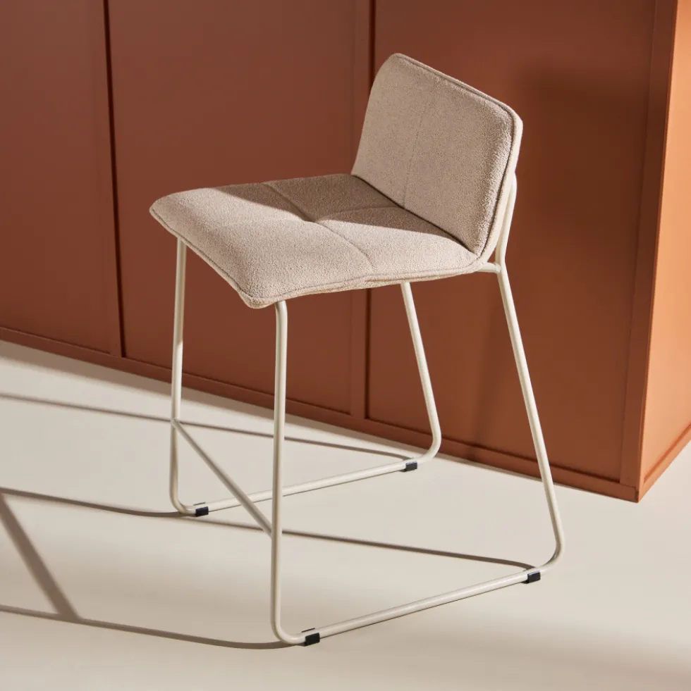 BISBEE Lot de 2 tabourets de bar en tissu bouclette pieds beiges H65cm