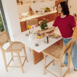 LEXIA Lot de 2 tabourets de bar intérieur/extérieur en bois d'acacia et résine tressée H76cm